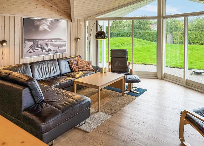 3 Bedroom Stunning In Semesterbostad Hovborg